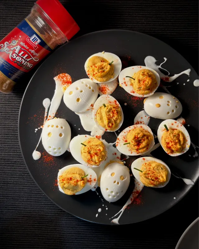 Snapdishの料理・レシピ写真:デビルドエッグ｜ハロウィンパーティーメニューを楽しもう♪