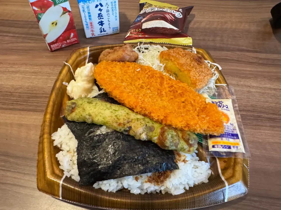 海苔弁当＋リンゴジュース＆牛乳with ロッテ『チョコパイアイス 濃いチョコ＆コク深いミルク』|tkeakirさん