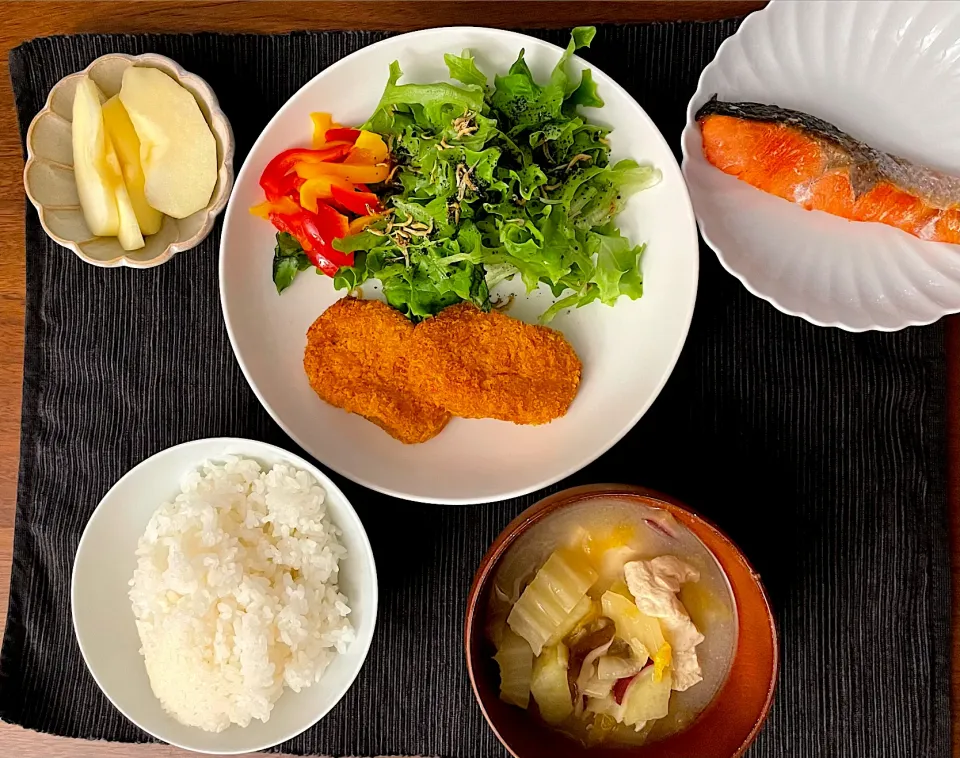 コロッケと焼き鮭メインのお夕飯|みーぬさん