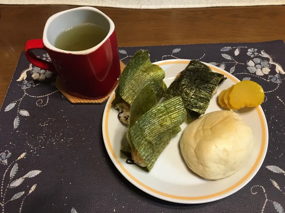 Snapdishの料理写真:鰹ふりかけと鮭ふりかけと塩昆布の混ぜご飯おにぎり、北海道練乳入りミルククリーム入りふわしろロールパン、沢庵、熱い日本茶(朝ご飯)|enarinさん