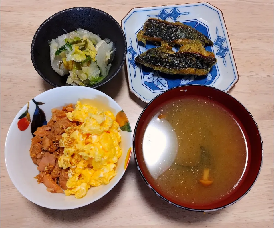 Snapdishの料理写真:2024 1004　ツナそぼろ　白菜の浅漬け　鯖の磯辺揚げ　なめことわかめのお味噌汁|いもこ。さん