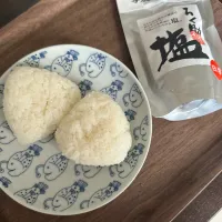 Snapdishの料理写真:新米塩むすび🍙|いくさん