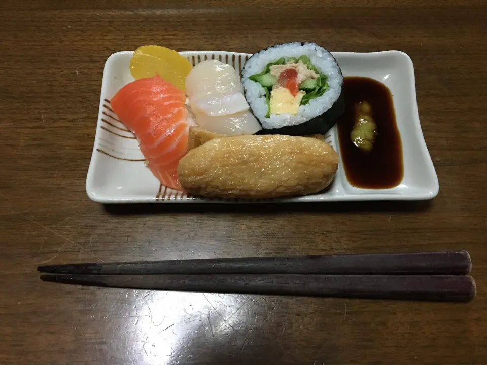 Snapdishの料理写真:お寿司、助六(お土産、昼飯)|enarinさん