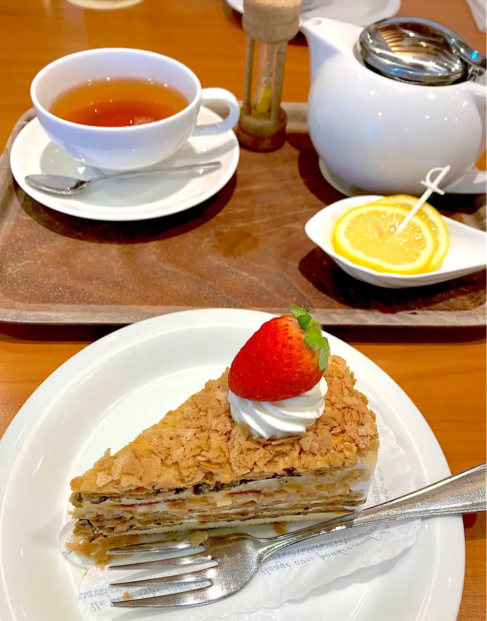 【Delifrance】ナポレオンパイとレモンティーのケーキセット|ひよこさん