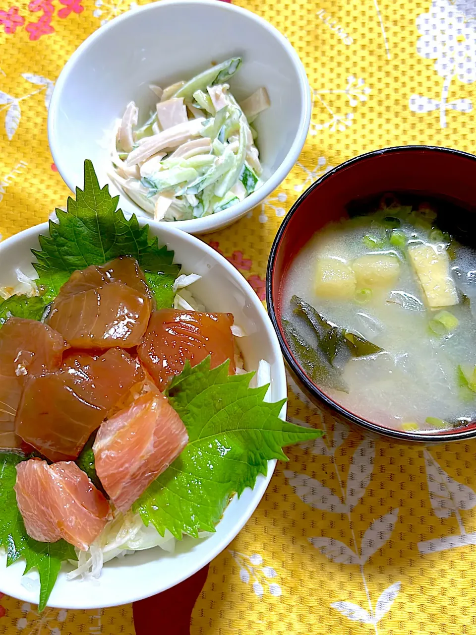 鮪の漬け丼　サラダ　味噌汁|4jinoanataさん