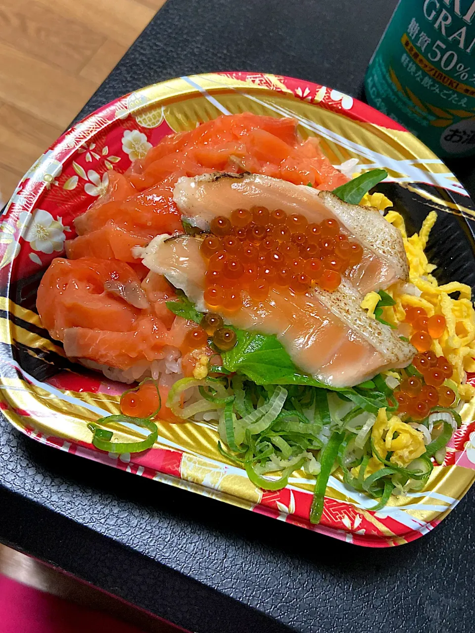 近所のスーパーで買った親子丼🐟|晏如さん