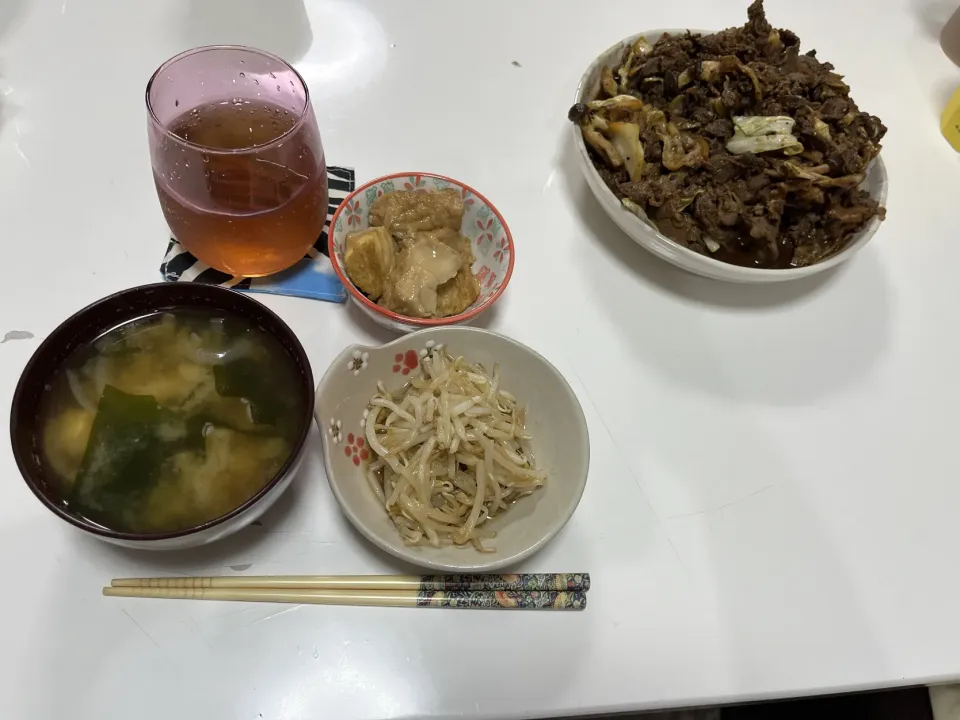 Snapdishの料理写真:晩御飯☆牛プルコギ☆もやしの酢の物☆厚揚げの炊いたん☆みそ汁（玉葱・ワカメ・豆腐）|Saharaさん