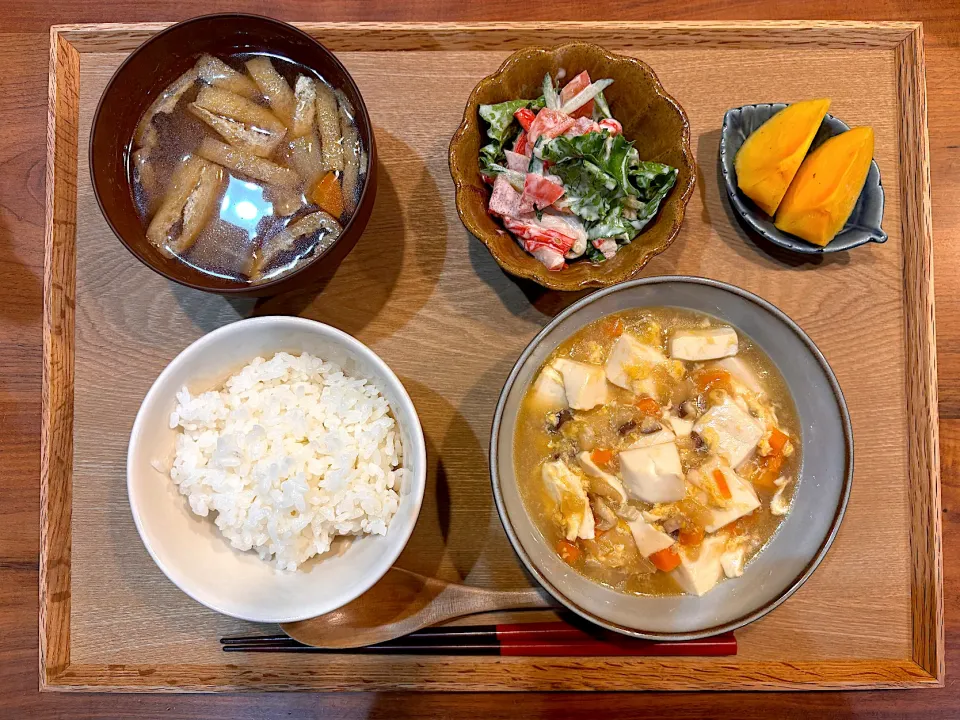 今日の夜ご飯(カミナリ豆腐、カニカマサラダ、根菜味噌汁、柿)|cocomikaさん