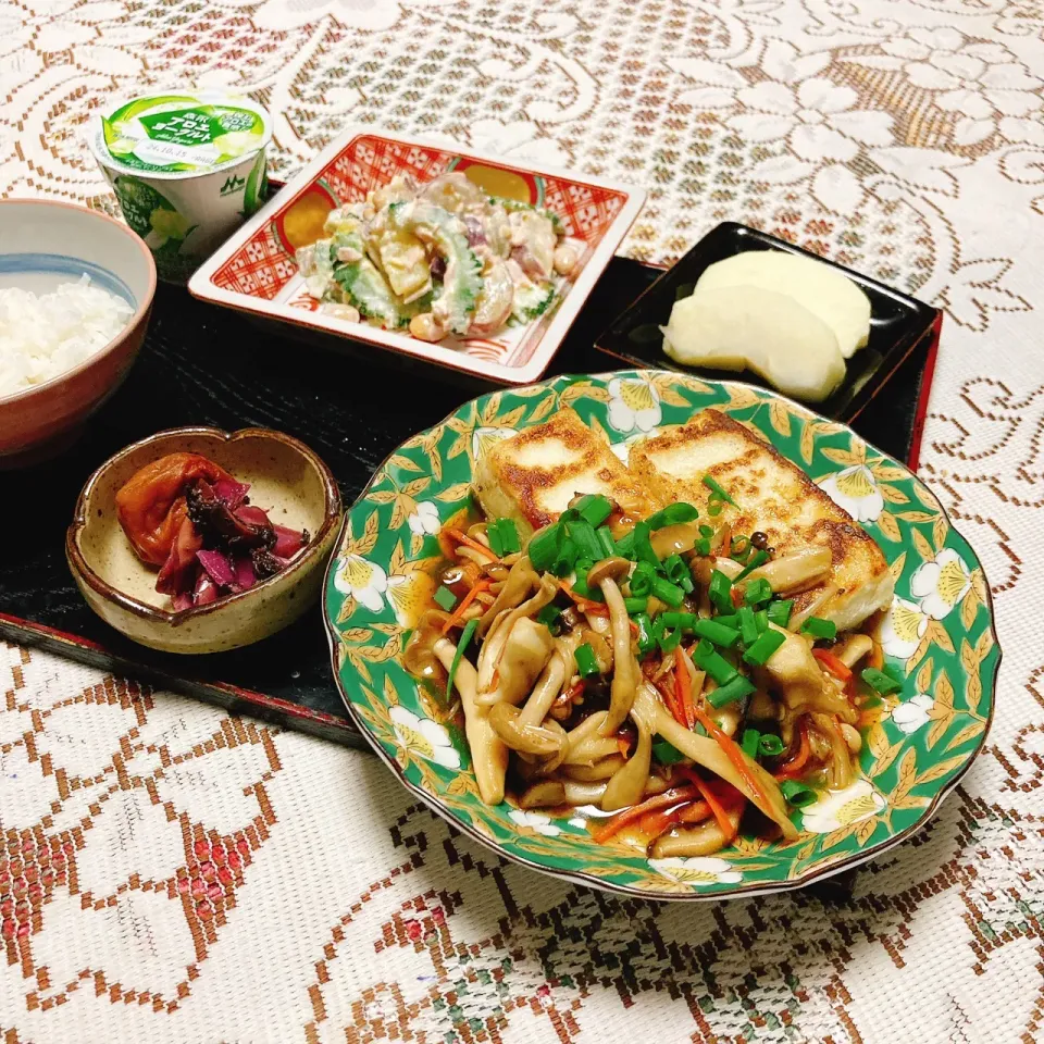 Snapdishの料理写真:grandmaの晩ごはん☆ 今日は寒い雨でした☔
今夜は豆腐ステーキのキノコ🍄‍🟫あんかけ…さつま芋とゴーヤのサラダで頂きます|kaoriさん