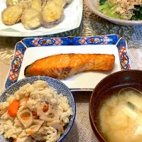 Snapdishの料理写真:炊き込みご飯　焼き塩鮭　薩摩芋と茄子の天麩羅　小松菜のポン酢和え|blue_bird07さん