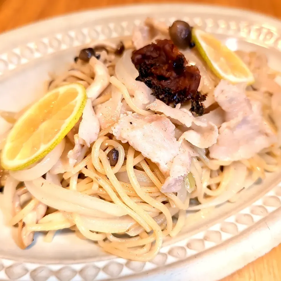 Snapdishの料理写真:塩焼きそば／梅干しとかぼす乗せ🍋|チョコさん