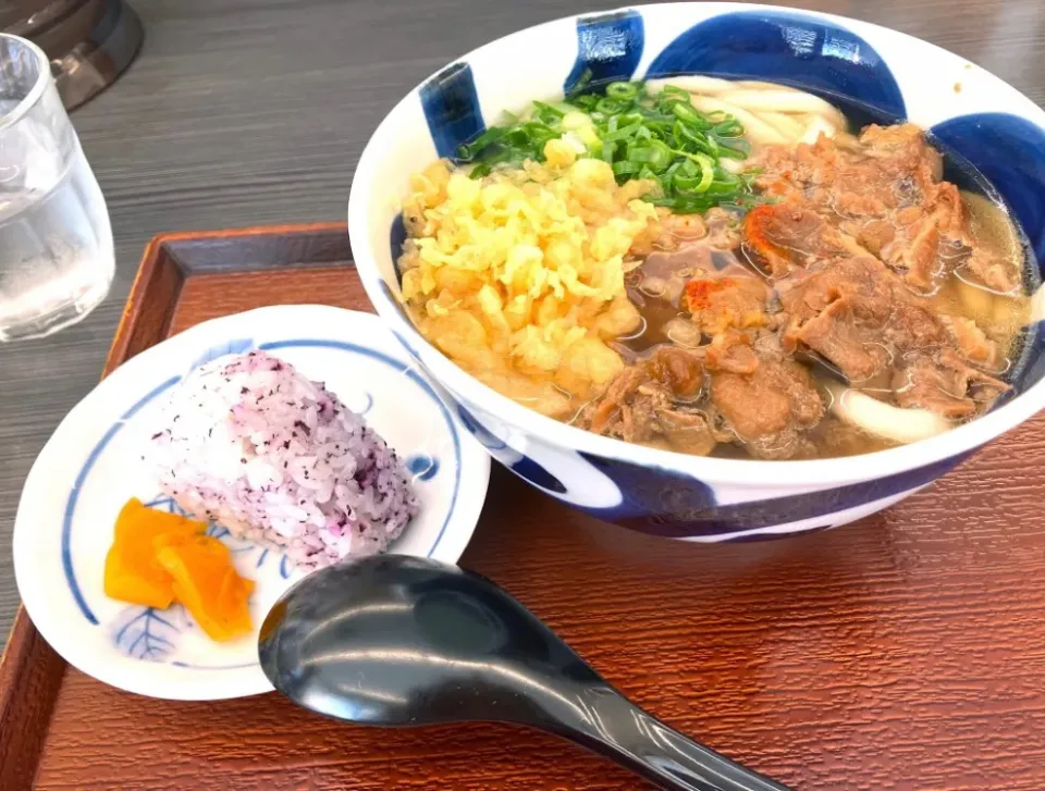 ラーメン文化の福岡県柳川市でやっと探したうどん屋さんで…頼んだのはやはり【肉うどん】😅 美味しかった😋 店の名前は忘れた(￣▽￣;)|🐈⸒⸒⸒⸒つるのダンス🐈🐾さん