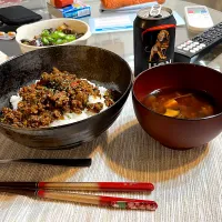 Snapdishの料理写真:赤味噌汁めっちゃ不味い＆ガパオライス| さかもっつさん