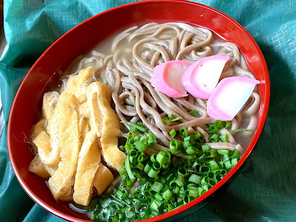 私のイチオシ製麺所のそばを使って 簡単にきつねそば もちろん麺は2玉😁 赤の焼きぬきかまぼこ必須な練り物大国 ネギも小ネギがこちら流 3分でできる簡単料理◥█̆̈◤࿉∥|🐈⸒⸒⸒⸒つるのダンス🐈🐾さん