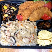 Snapdishの料理写真:お弁当〜♬.*ﾟ  4種のキノコご飯＊白身魚のフライ＊ひじきの煮物＊だし巻き玉子|mugiさん