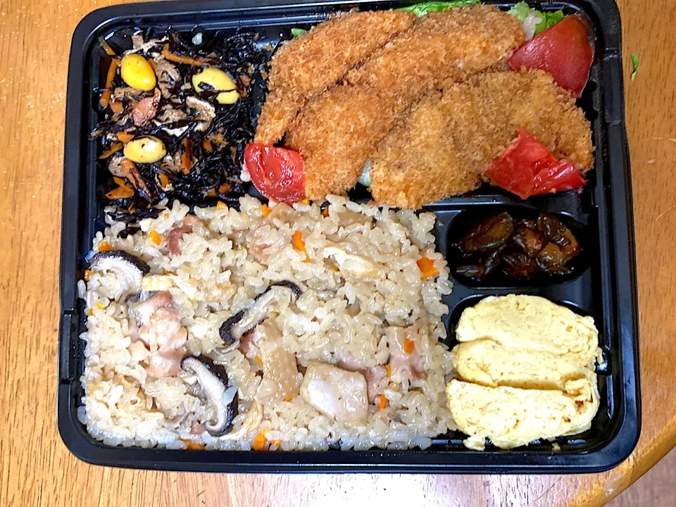 お弁当〜♬.*ﾟ  4種のキノコご飯＊白身魚のフライ＊ひじきの煮物＊だし巻き玉子|mugiさん