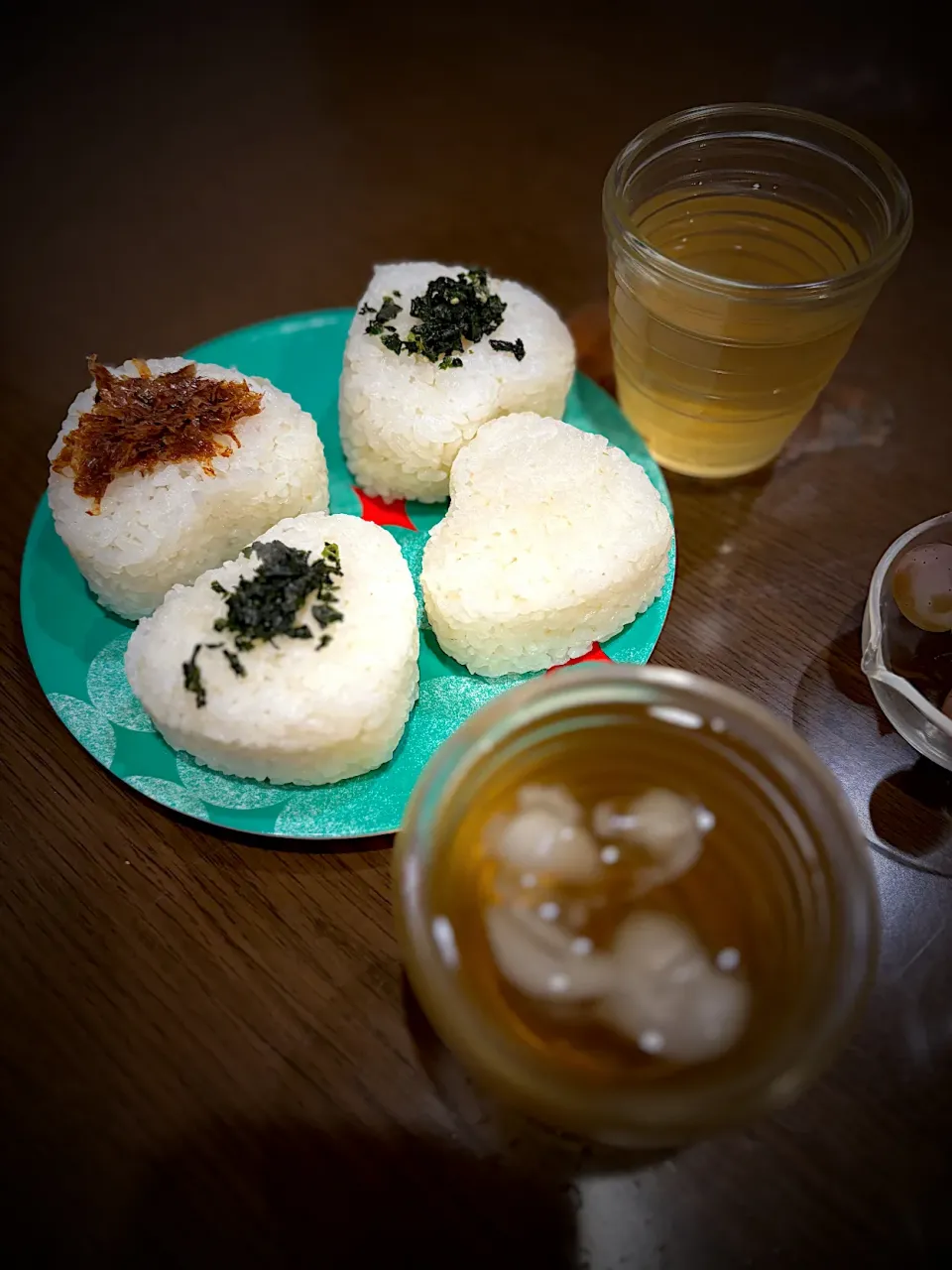 Snapdishの料理写真:おかかとわかめのおむすび🍙　鉄観音茶|ch＊K*∀o(^^*)♪さん