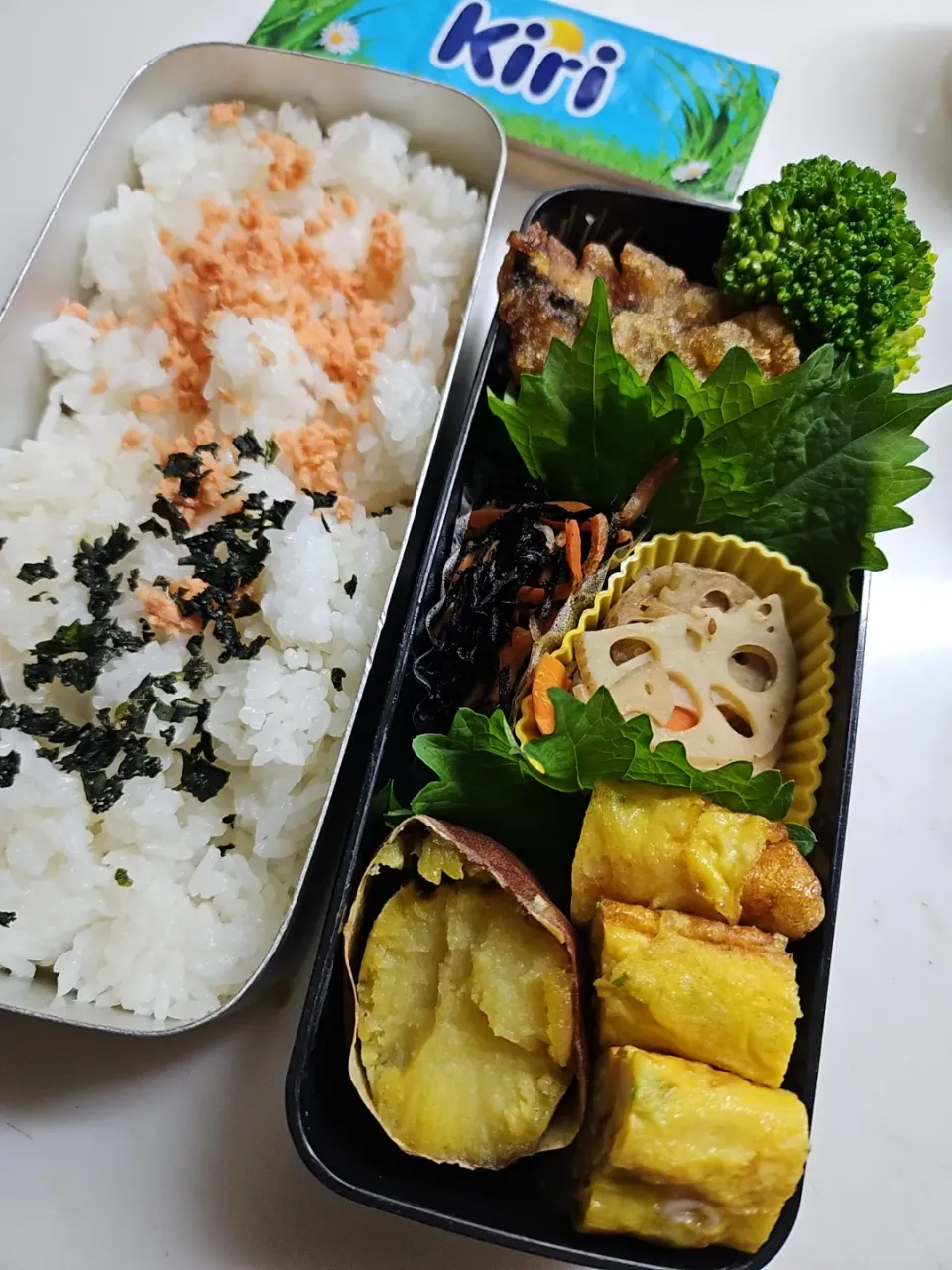 ☆高校生弁当☆鮭、若芽ごはん、鯖唐揚げ、ブロッコリー、蓮金平、ひじき煮物、カニカマ葱卵焼き、焼き芋、キリスティック|ｼｮｺﾗさん