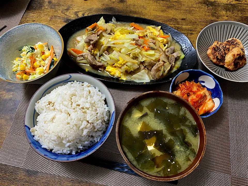 豚肉とキャベツのオイスター炒め　レンコン餅と干しエビ　コールスローサラダ　麦ご飯　味噌汁|♡misaki♡さん