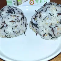 Snapdishの料理写真:ひじきのおにぎり|かめちゃんさん