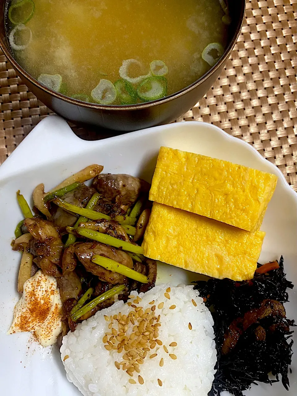 鶏ハツのバター炒めとおにぎり🍙朝食|すくらんぶるえっぐさん