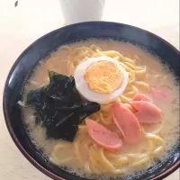 Snapdishの料理写真:旭川からの豚骨ラーメン🍜具は、あるもので☆|yuika☆さん