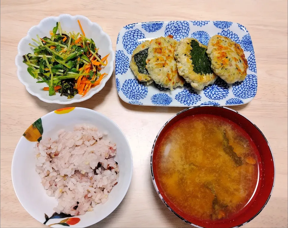 2024 1002　鶏の大葉焼き　豆苗サラダ　なめことわかめのお味噌汁|いもこ。さん