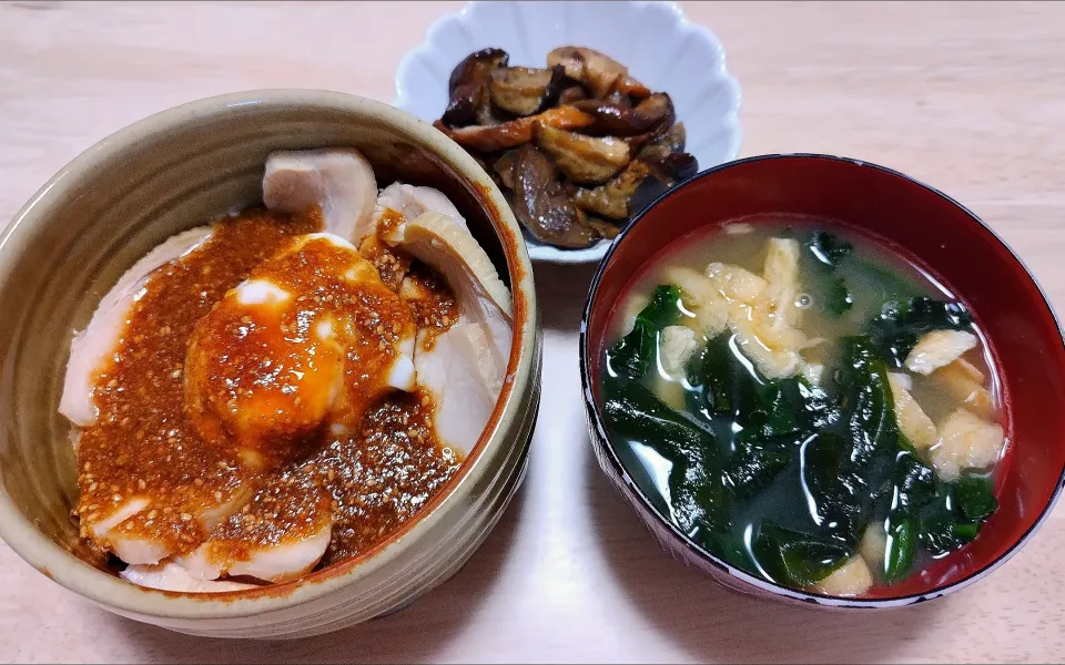 2024 0929　鶏ハム丼　ほうれん草と油揚げのお味噌汁　茄子とちくわの和え物|いもこ。さん