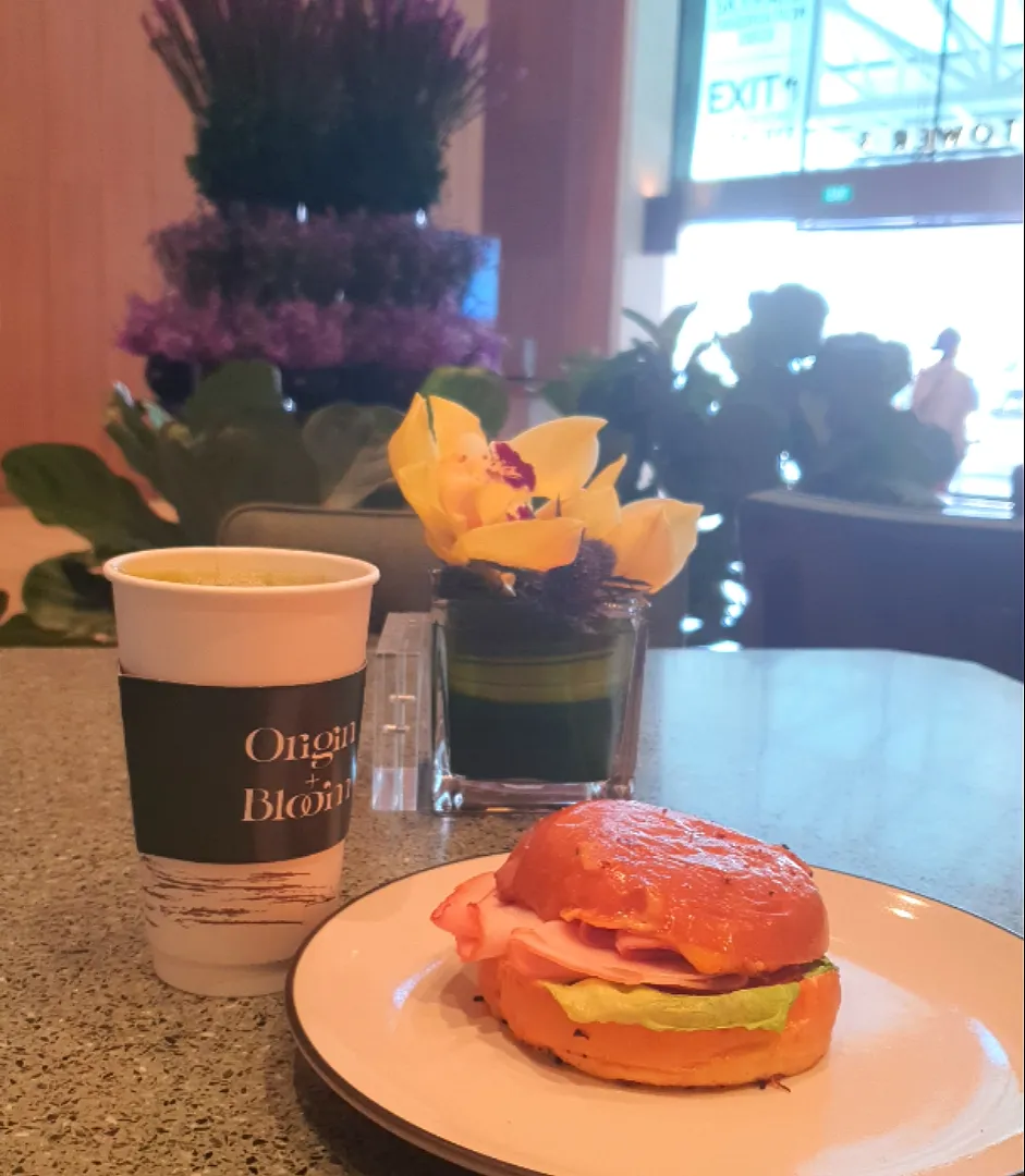 Good morning 🎀  breakfast Turkey ham cheese tomato lettuce 😋 with Matcha latté 🥰🥰🥰|🌷lynnlicious🌷さん