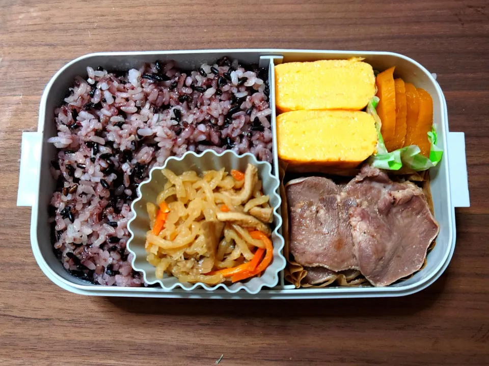 今日の手作り弁当は、黒米ごはんの豚タン塩焼き弁当。

献立は、
・古代米の黒米ごはん
・切り干し大根
・豚のタン塩焼き
・厚焼き玉子
・たくあん|Mars＠釜飯作り研究中さん