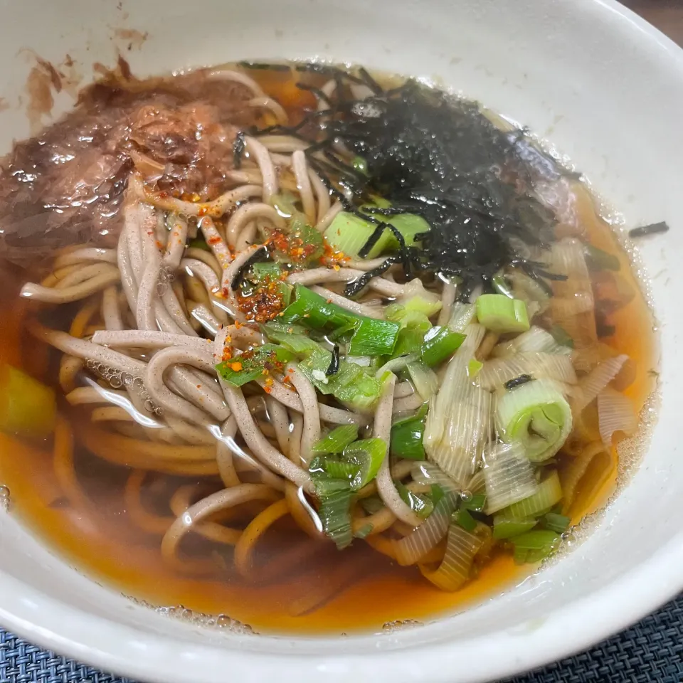 Snapdishの料理写真:市販の蕎麦とつゆで簡単お昼ごはん|kazzz3さん