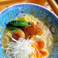 Snapdishの料理写真:焦がしバター醤油の帆立入り塩ラーメン🍜