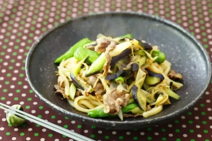 Snapdishの料理写真:牛肉と秋なすの味噌焼きうどん|マルコメ キッチンさん