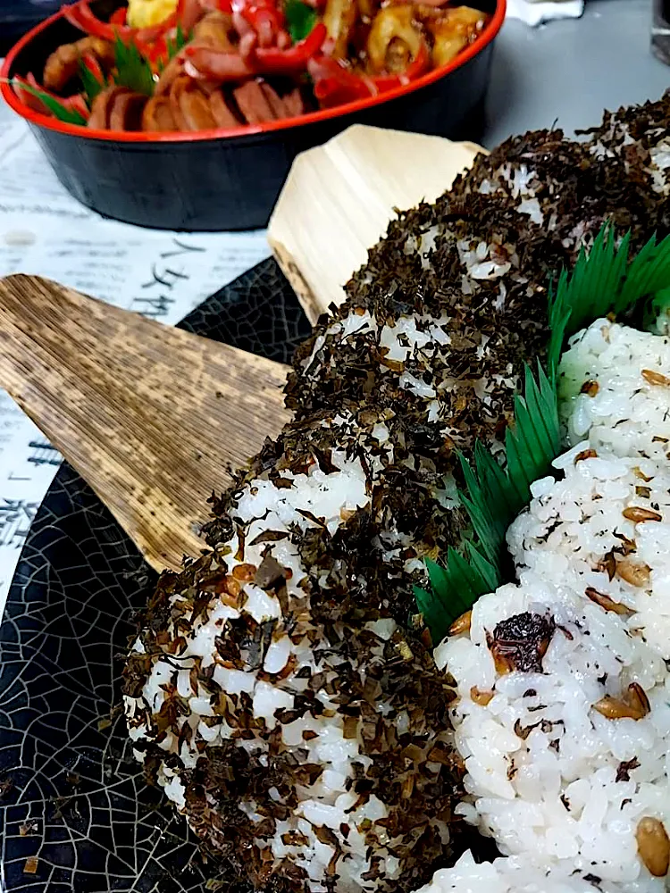 釣り弁 こちらの郷土料理 海の潮の味だけのワカメむすびとしそむすび🍙 ご飯はスーパーオーツ麦入り おかずは定番 ベビーハム 赤ウインナーの🦀さん ちくわの甘辛サッと煮 卵焼き 全て釣りしながら手で摘める物ばかり|🐈⸒⸒⸒⸒つるのダンス🐈🐾さん