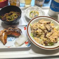 Snapdishの料理写真:10/7(月)夕食。しゃけカマ。ゆでキャベツのカニ缶しいたけあんかけ。ホタルイカと豆苗のニンニク炒め。|へいちゃんさん