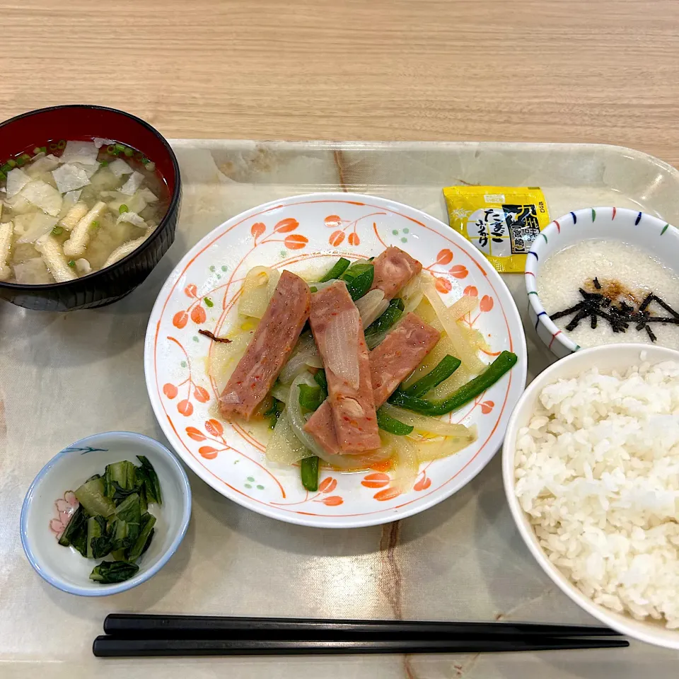 寮の朝食😋リオナソーセージと野菜ソテー|すかラインさん