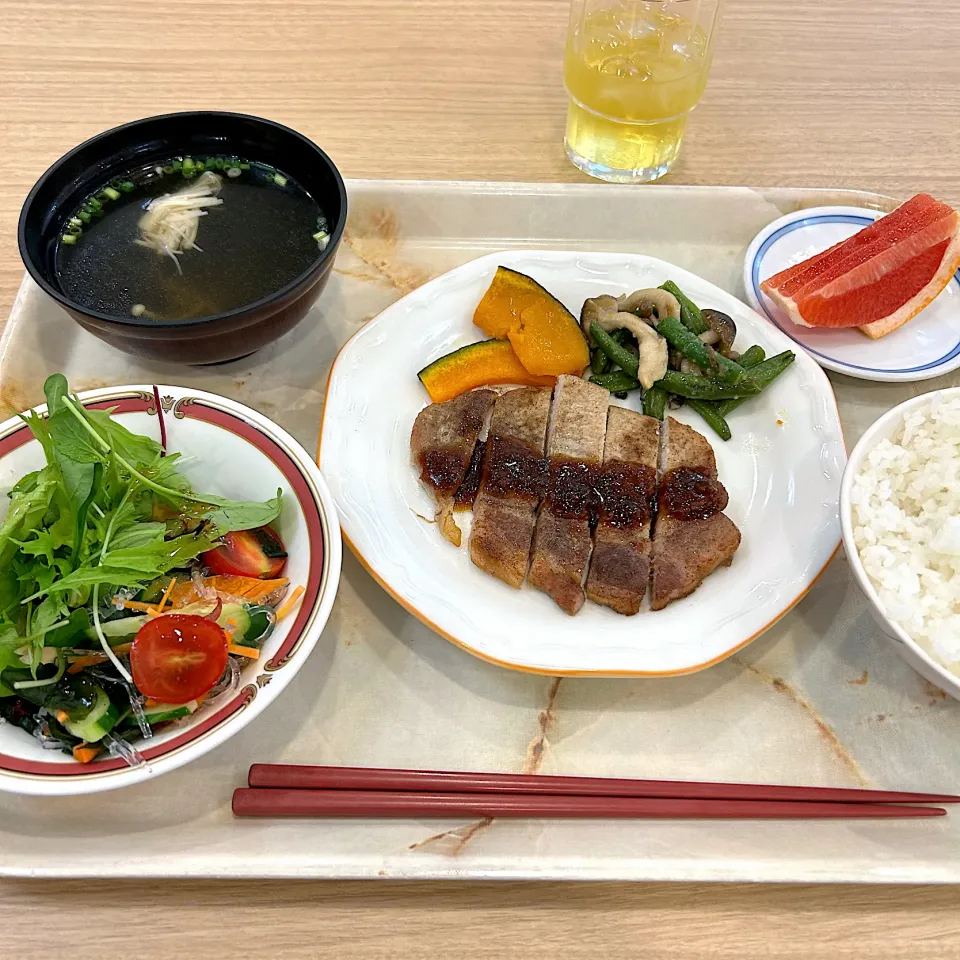 寮の晩御飯😋ポークソテーオニオンソース|すかラインさん