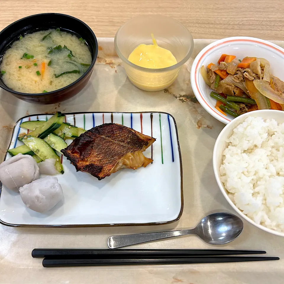 Snapdishの料理写真:寮の晩ごはん😋白身魚の醤油漬け焼き|すかラインさん