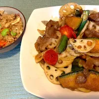 Snapdishの料理写真:枝豆の炊き込みご飯と豚肉と野菜の甘酢炒め|れいちんさん