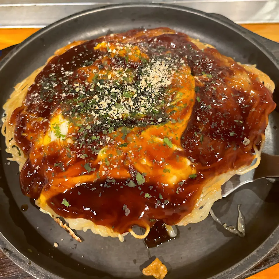 Snapdishの料理写真:広島流お好み焼（肉玉そば）イカ天、大葉トッピング|T. Wonderさん