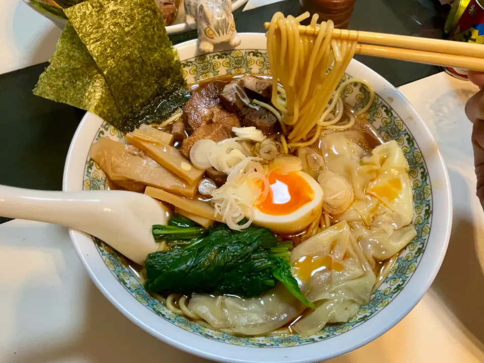 お家で作る醤油ワンタン麺
麺だけ買ってきてスープは自家製。昆布と粉の鰹節で出汁をとって、鶏ガラ、中華スープ、生姜などを入れ、煮切った醤油とお酒に絡ませ仕上げに胡麻油で香り漬けしました。
チャーシューは出来あいを買ってきて残してある自家製チャーシューの煮汁で再加工。|Takeshi  Nagakiさん