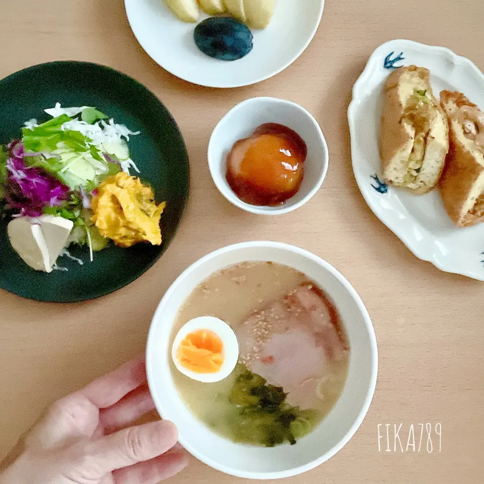 Snapdishの料理写真:ちょっぴり食べたい　ミニ豚骨ラーメン|FIKA789さん