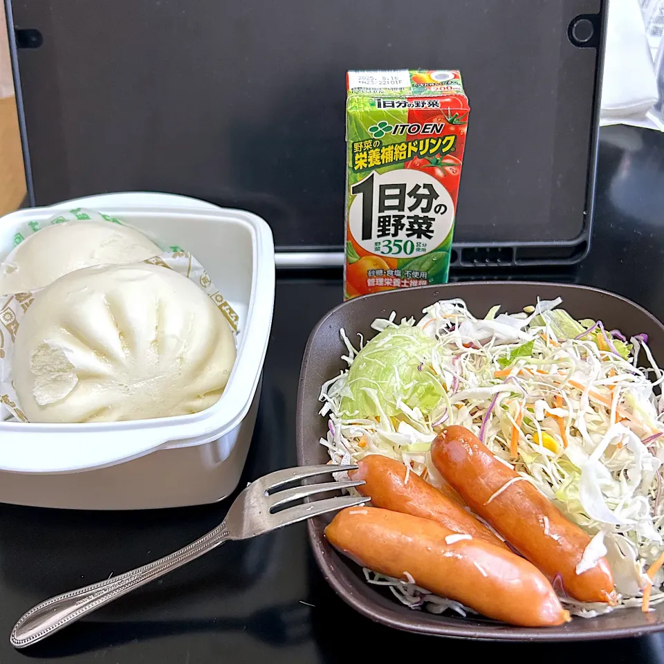 肉まんとピザまんと金のウインナー😋|すかラインさん