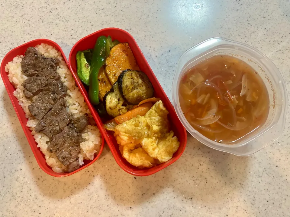 ステーキ弁当 4種野菜ソテーとオムレツ ミネストローネ付き|tatsuponさん