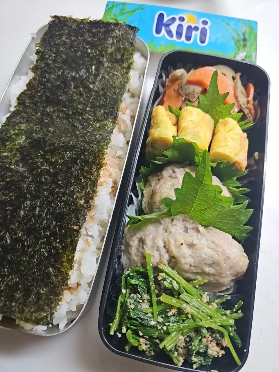 ☆高校生弁当☆2段海苔ごはん、蓮金平、カニカマ葱卵焼き、ハンバーグ、ほうれん草胡麻和え、キリスティック|ｼｮｺﾗさん