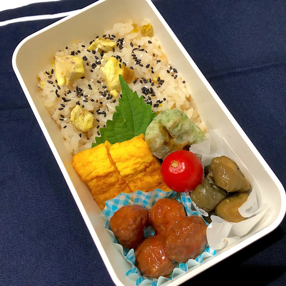 Snapdishの料理写真:栗ご飯、たまご焼き、ミートボール、きゅうりの甘酢漬、ちくわ磯辺、ミニトマト|きらきらさん