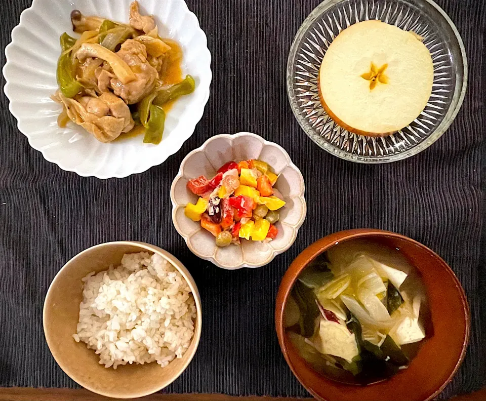 鶏肉と玉ねぎピーマンのマヨソース炒めがメインのお夕飯🌛ピーマン炒めすぎた🫑|みーぬさん