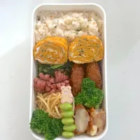 Snapdishの料理写真:ソースかつ
たらこパスタ
ほうれん草としめじのバターソテー
ライスペーパーハムチーズ巻き
卵焼き(あおさ入り)
ウインナー
ブロッコリー
枝豆
鮭＆青菜ご飯|ayumomさん