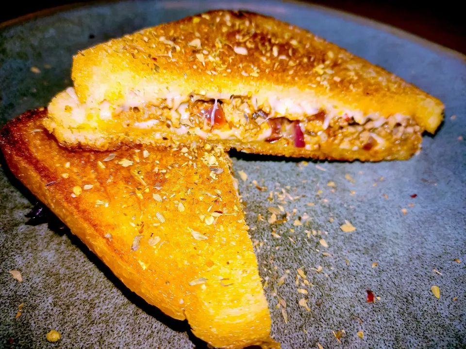 Hot Toast with minced meat and Italian cheese|Poll Morrisさん