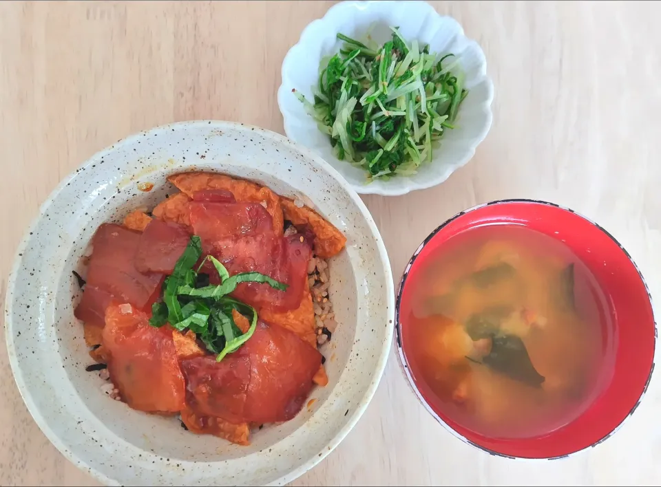 2024 0921　まぐろのおいなりさん風ちらし丼　水菜のおひたし　なめことわかめのお味噌汁|いもこ。さん